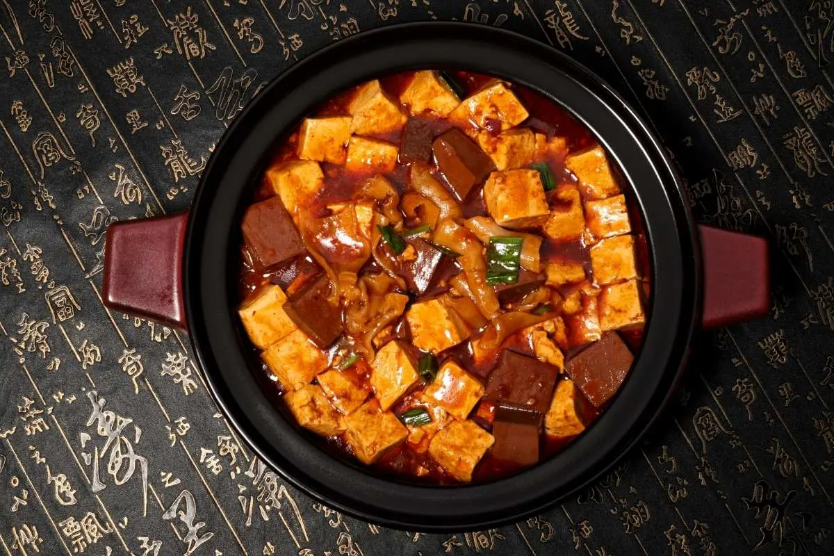 Een slowcooker is eigenlijk een soort braadpan met een stekker
