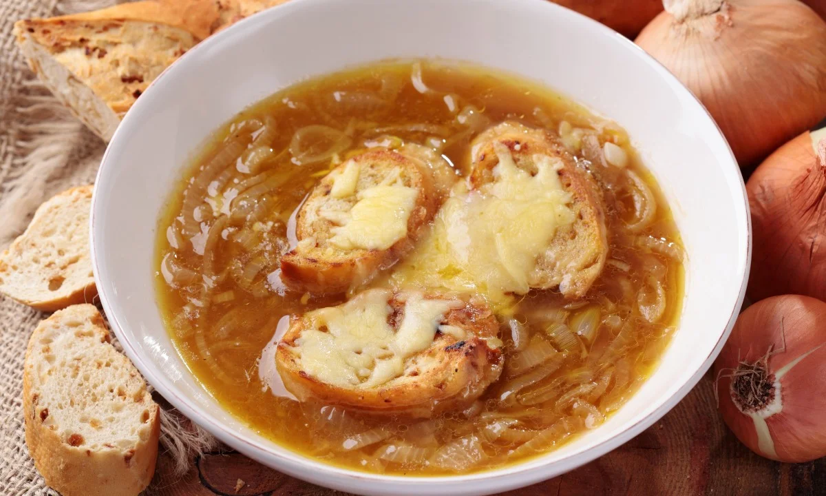 Het recept voor Franse uiensoep met kip uit de slowcooker