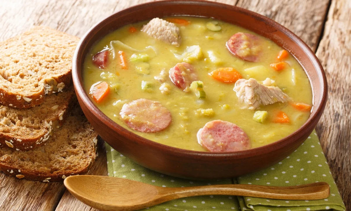 Je erwtensoep uit de slowcooker is ideaal voor de wintermaanden