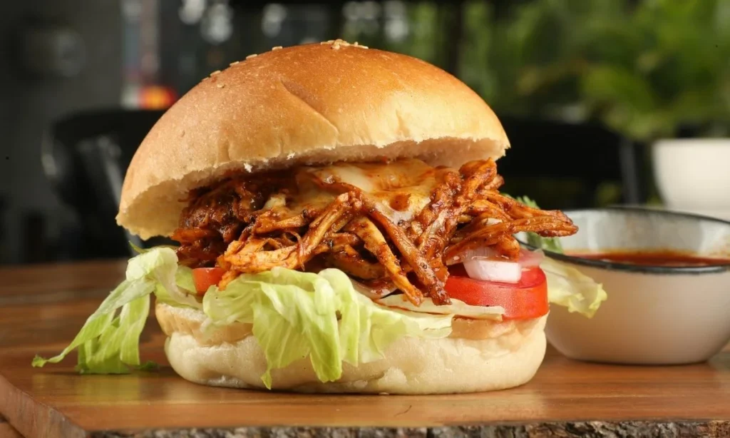 Pulled chicken uit de slowcooker is heerlijk in brioche broodjes